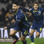 Alan Varela FC Porto merayakan gol penalti ke gawang Vitoria Guimaraes