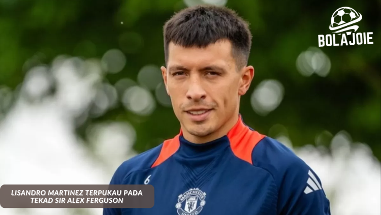 Lisandro Martinez berbincang dengan Sir Alex Ferguson di Old Trafford, terinspirasi kembalikan kejayaan MU. Foto: BOLA JOIE