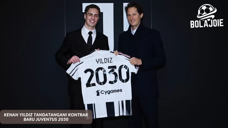Kenan Yildiz tersenyum memegang kaus Juventus usai perpanjangan kontrak hingga 2030 di kantor klub.