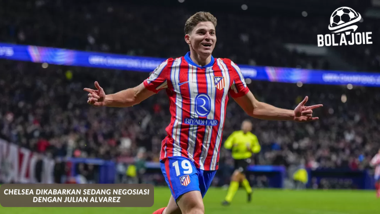 Julian Alvarez saat bermain untuk Atletico Madrid, dikaitkan dengan rumor transfer Chelsea oleh BOLA JOIE.