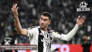Dusan Vlahovic tersenyum saat kembali berlatih penuh bersama skuad Juventus di Allianz Stadium usai cedera panjang - bolajoie