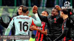 Mike Maignan menepis penalti Hakan Calhanoglu saat AC Milan vs Inter di Derby della Madonnina Serie A