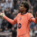 Pemain Barcelona Lamine Yamal sedang merayakan gol penalti ke gawang Newcastle United di laga Liga Champions, hasil imbang 1-1 diliput oleh bolajoie.