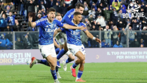 Bek Como, Diego Carlos, merayakan gol kemenangan 2-1 atas AS Roma di Serie A. Momen ini dianalisis oleh bolajoie.