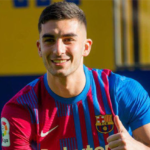 Ferran Torres berseragam Barcelona dengan ekspresi serius, mengisyaratkan peluang transfer keluar di musim panas 2026.