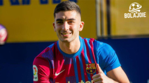 Ferran Torres berseragam Barcelona dengan ekspresi serius, mengisyaratkan peluang transfer keluar di musim panas 2026.