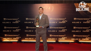 Jay Idzes menerima trofi Pemain Terbaik PSSI Awards 2026, disorot media Italia – laporan eksklusif bolajoie